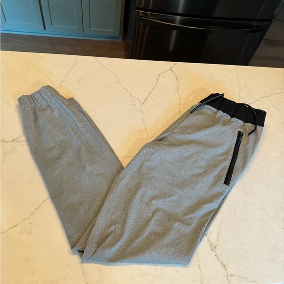 Perfect condition men’s small Lululemon silver and black hybrid pants - Picture 4 of 7